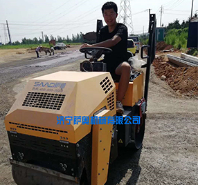 座駕振動壓路機(jī)，路面壓